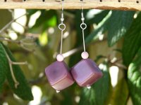 38.Bo crochet tige et cube en tagua violet.12€.