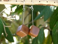 39.Bo dormeuse tige et cube en tagua marron 12€.