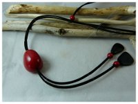 103.collier béa rouge réglable coulissant en graine de Tagua et suédine (zéro metal).25€