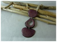 108.Sautoir ethnique violet en graine de tagua montées sur chaine argentée.28€