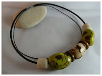 6.collier ras de cou cuir et grosses graines de tagua 45cms 25€