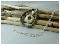 98.collier sautoir 80cms, pendentif en liège rond teinté bleu clair et graine de tagua.20€