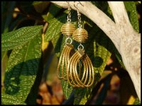 16.Boucles d'oreilles en or végétal boules et créoles, 32€