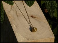 3.Collier sur chaine dorée, boule or végétal 25€