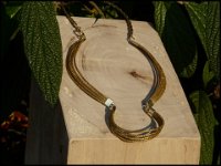 5.Collier plastron en or végétal, 40€