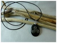 19.pendentif triskell découpé dans une graine de tagua