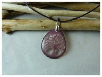 22.pendentif arbre de vie découpé dans une graine de tagua.