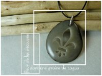 24. fleur de lys découpée dans une graine de tagua